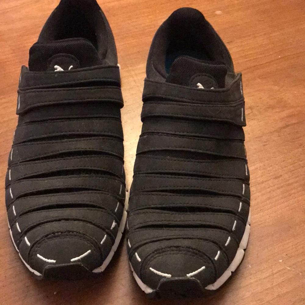 Women’s Puma Tennis shoes